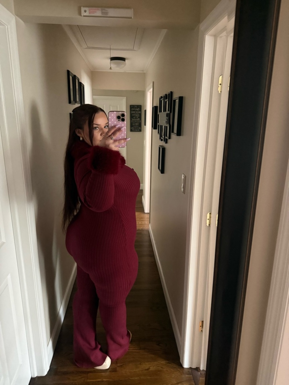 Cozy Ribbed Two-Piece Set in Burgundy with Faux-Fur Cuffs